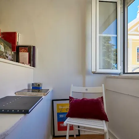 Charming Em Belem-books And Canvas