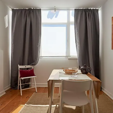 Apartment Charming Em Belem-books And Canvas