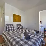 Charming Em Belem-books And Canvas